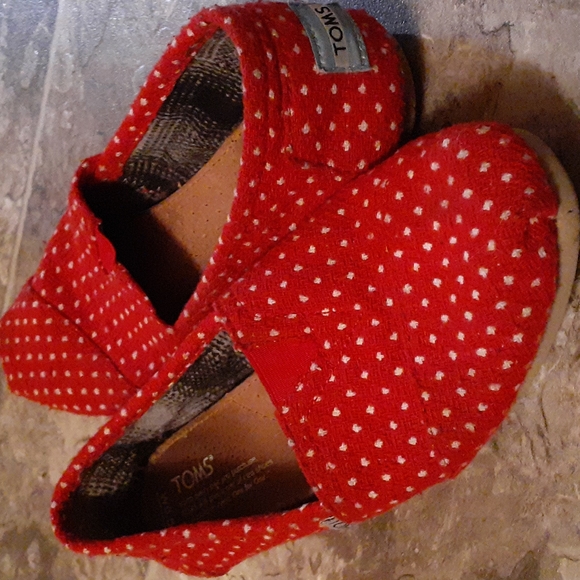 TOMS W6.5 red polka dot slip ons - Picture 4 of 4